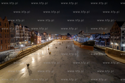 Wieczorne spacery po skutej lodem Motławie w Gdańsku....