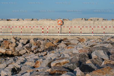 Kanał przez Mierzeję Wiślaną – łączący drogą...