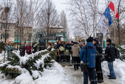 Złożenie kwiatów pod pomnikiem Władysława Bartoszewskiego....