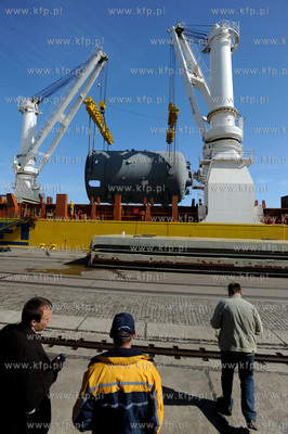 Port w Gdansku. Przeladunek elementu urzadzenia do...