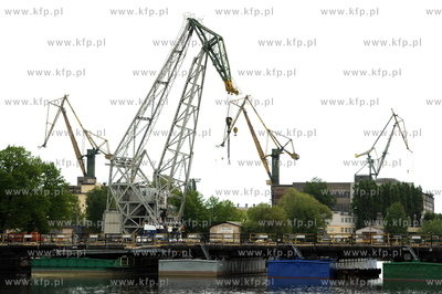 Stocznia Gdanska w niedziele. n/z most pontonowy na...