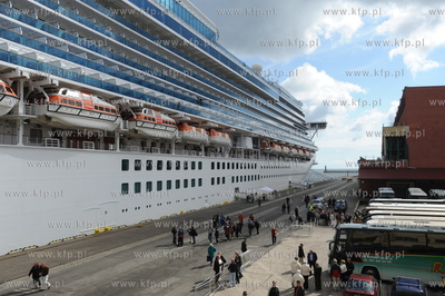 Wycieczkowiec Emerald Princess jest najwiekszym statkiem...