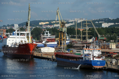 Port w Gdyni. Widok z promu Stena Baltica. n/z Stocznia...