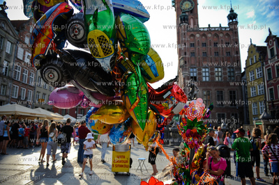Gdansk. Dlugi Targ pelen turystow. Stoisko z baloniami.
19.07.2011
fot....