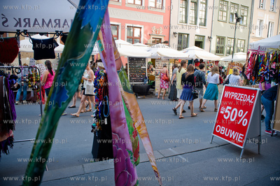 Gdansk. Jarmark Dominikanski. Stoiska na ul. Kolodziejskiej...