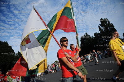 Gdynia. Parada zalog startujacych w Zlocie Zaglowcow...