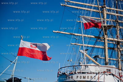 Gdynia. Skwer Kosciuszki. Zaglowiec Dar Pomorza.
11.03.2012
fot....