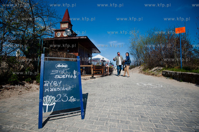 Tlumy mieszkancow i turystow na plazy i ulicach Sopotu,...