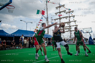 Gdynia. Skwer Kosciuszki. Wielki Mecz Koszykowki pomiedzy...