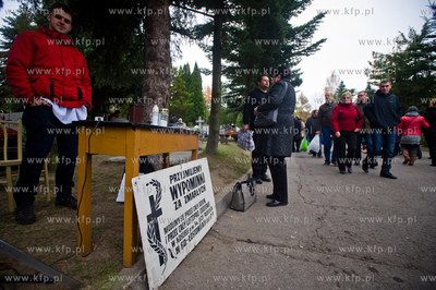 Gdansk. Cmentarz Lostowicki. Swieto Zmarlych. Nz punkt...