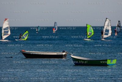 Milosnicy windsurfingu z Juraty kozystaja ze slonecznej...