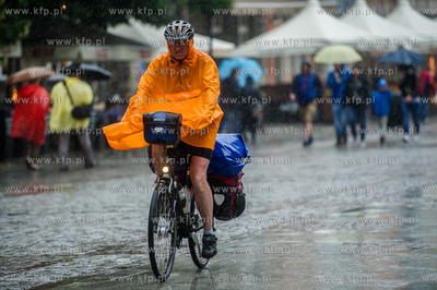Gdańsk. Długi Targ. Intensywne opady deszczu i silne...
