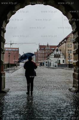 Gdańsk. Długi Targ. Intensywne opady deszczu i silne...