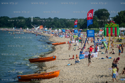 Gdańsk. Czerwona flaga na kąpielisku miejskim w Brzeźnie,...