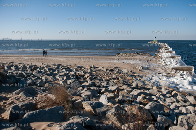 Gdańsk. Słoneczna, jednak mroźna pogoda na plaży...