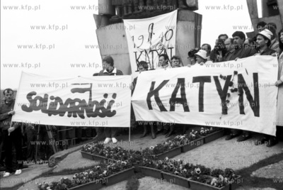 Manifestacja opozycji w rocznice zbrodni w Katyniu....