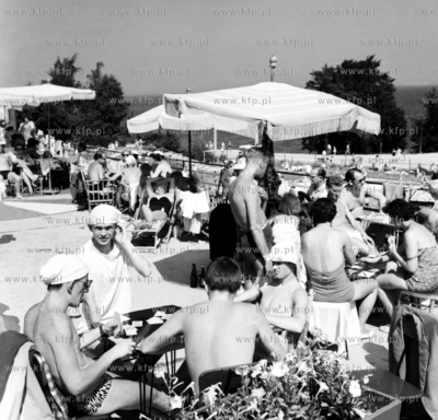Taras plazowy przy basenie w Gdyni Redlowie. 1961 0004595...