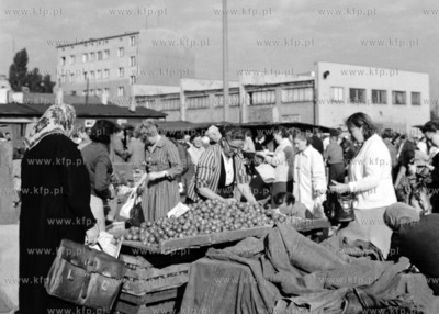 Sprzedaż warzyw i owoców przed Halą Targową w Gdyni....