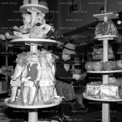 W sklepie z zabawkami. ( lata60 )
1960
0005870z
Fot....