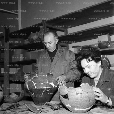 Pracownicy Muzeum Archelogicznego w Gdansku rekonstruuja...