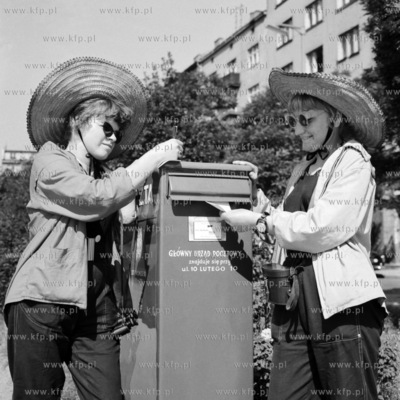 Dziewczyny wrzucja listy do skrzynki stojącej na ulicy...