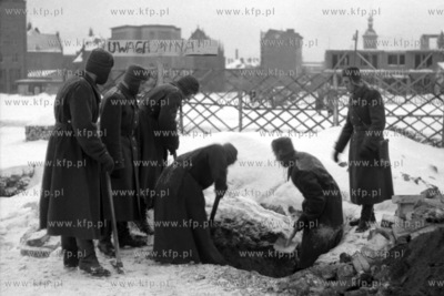 Saperzy rozminowują tereny Gdańska. (lata50)19540002218zFot....