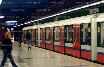 Warszawskie metro na stacji Swietokrzyska 
27.05.2006...