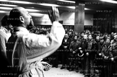 Stocznia Gdanska. Msza w przededniu wprowadzenia stanu...