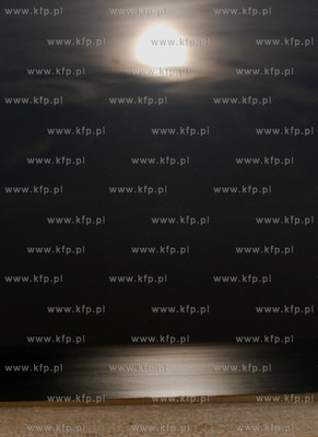 Sopot noca. Nz Ksiezyc odbijajacy sie w wodzie
08.12.2006
Fot....