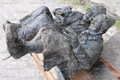 Nieznani sprawy uslilowali ukrasc rzezbe autorstwa...