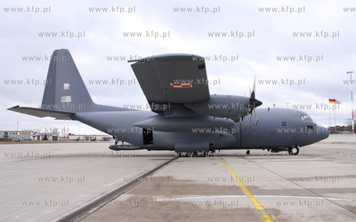Ramstein, Niemcy. Pierwszy transportowy C-130E Hercules....