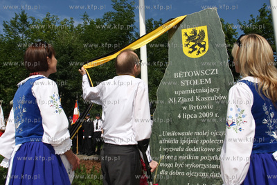 XI Zjazd Kaszubow w Bytowie. Odsloniecie przez prof....