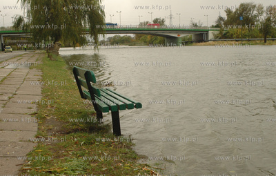 Elblag. Silny polnocny wiatr i opady deszczu spowodowawy...