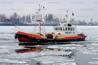 Niedzielny ruch statkow w gdynskim porcie.  Nz. pilotowka...