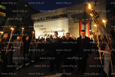 Gdynia zegna ofiary katastrofy prezydenckiego samolotu...