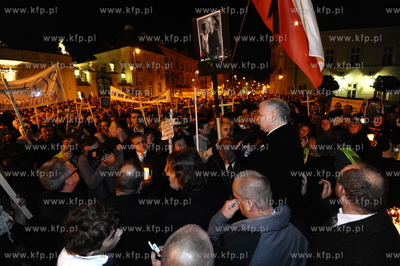 Warszawa. Pol roku po katastrofie w Smolensku pod Palacem...