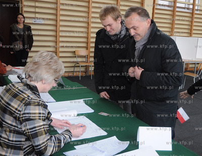 Prezydent Gdyni Wojciech Szczurek wraz z rodzina glosowal...