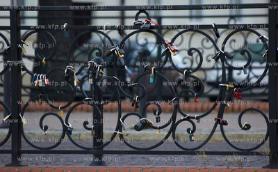 Gdansk, ul. Korzenna. Most Milosci, czyli most z klodkami...