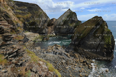 Irlandia, Nohoval Cove. Klify polozone na poludniowy...