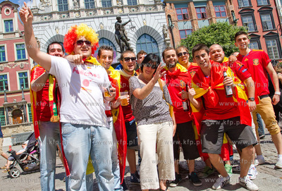 Gdansk. Ulica Dluga. Hiszpanscy kibice na ulicach starego...