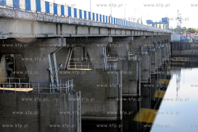 Zapora wodna we Wloclawku. Na prawym brzegu Wisly,...