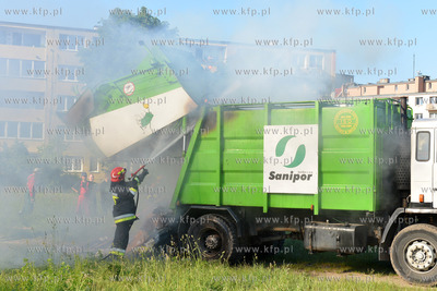 Pozar smieciarki Sanipor na ulicy Slaskiej w Gdyni....