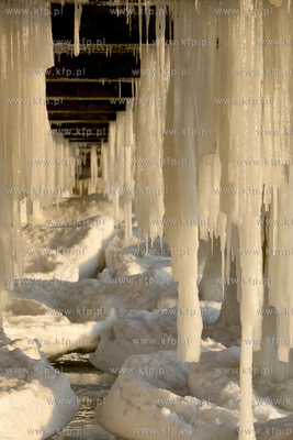 Gdynia Orlowo w zimowej szacie. Oblodzone filary orlowskiego...