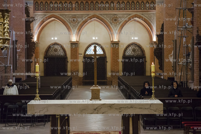 Z powodu pandemii koronawirusa wierni nie mogą uczestniczyć...