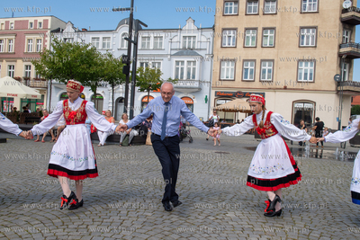 Dzień Flagi Kaszubskiej w Kartuzach. Nz. zastępca...