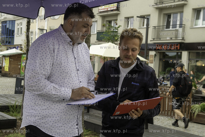 Rynek w Kartuzach. Poseł Artur Dziambor zbiera podpisy...