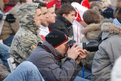 Gdynianie kibicuja przed ustawionym na Placu Grunwaldzkim...