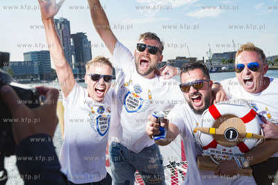 Red Bull Konkurs Lotów w Gdyni. Nz. Zwycięska drużyna...