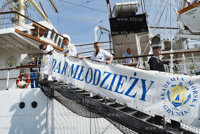 Dar Młodzieży wpływa do Nabrzeża Pomorskiego w...