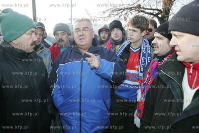 Protest kibicow GKS Wybrzeze przed torem zuzlowym w...